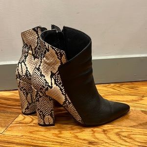 Stivali Snakeskin Embossed Black Leather Bootie - 38